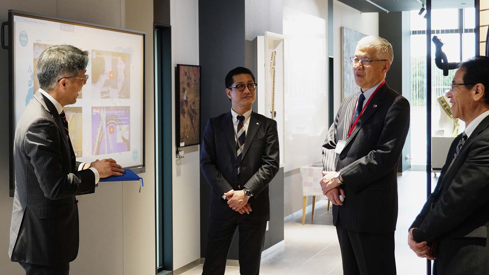 سفير سفارة اليابان في ليتوانيا يزور المكتب الرئيسي لشركة Roland DG