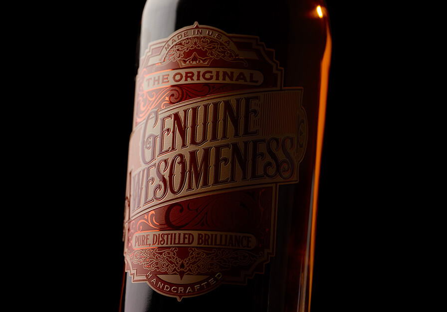 带有深红色标签的瓶子的特写，标签上有金色文字，上面写着“Genuine Awesome”