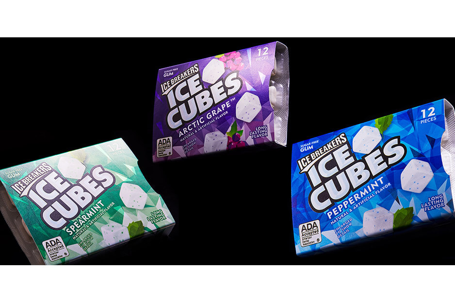 三盒 Ice Cubes 牌糖果，一盒绿色，一盒紫色，一盒蓝色——全部用Roland DG UV 打印机打印。
