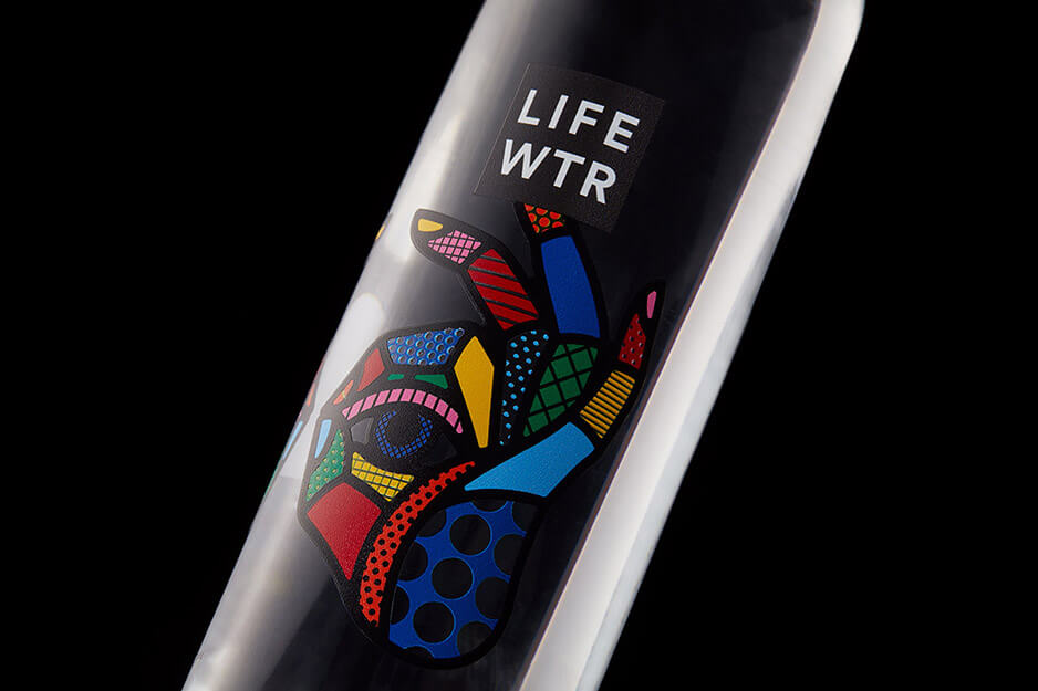 Life Wtr 瓶及其彩色标签的特写。