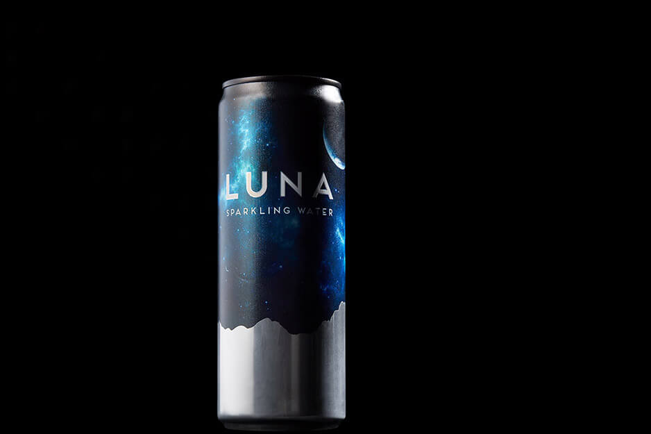 银色罐头，印有 Luna 的黑色、蓝色和银色标签。