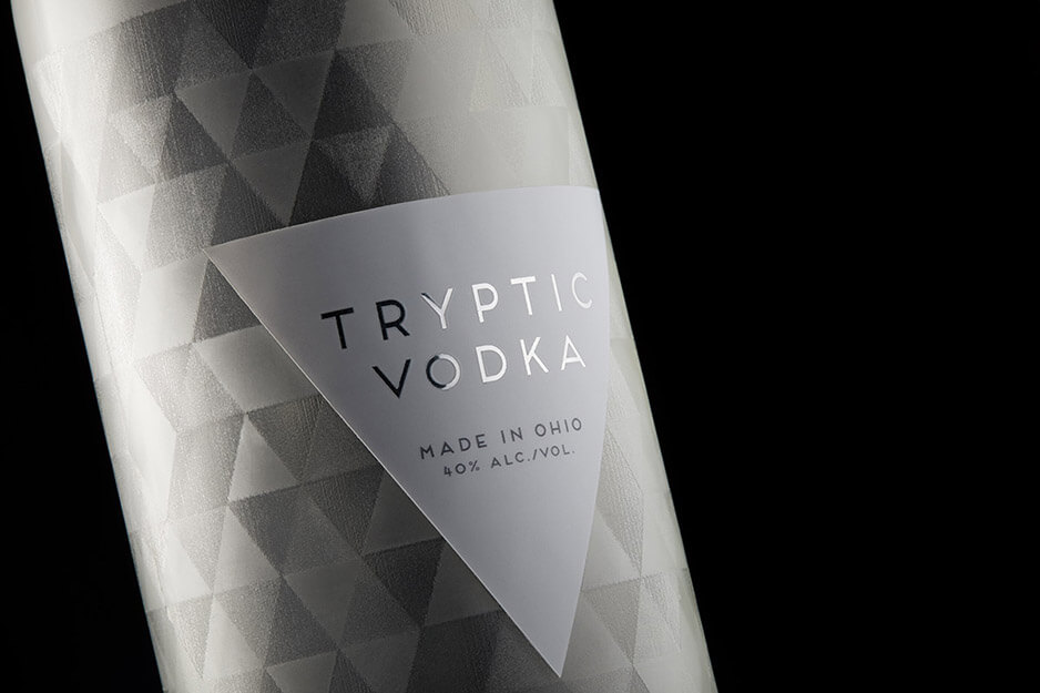 写有 Tryptic Vodka 的瓶子特写