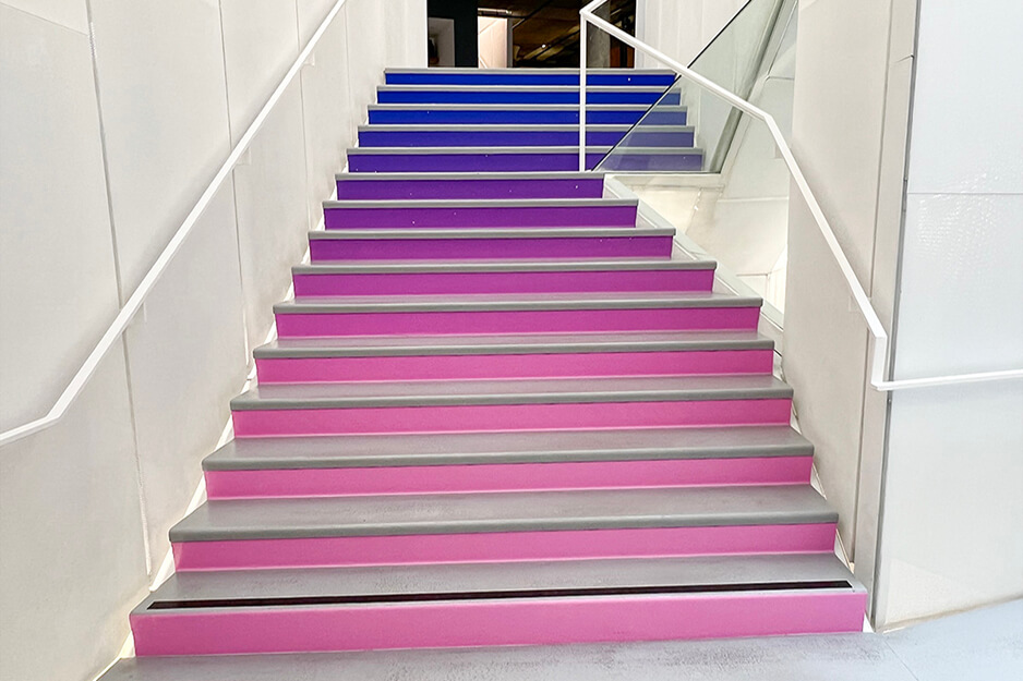 Escaliers avec des graphiques dégradés de rose à indigo imprimés à l'aide d'une imprimante à encre résine AP-640