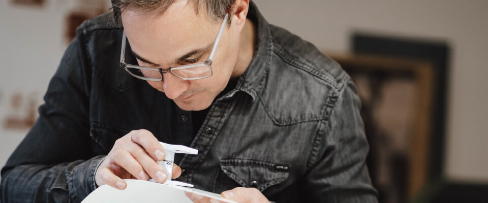 Ron Süßmann examining digital print output