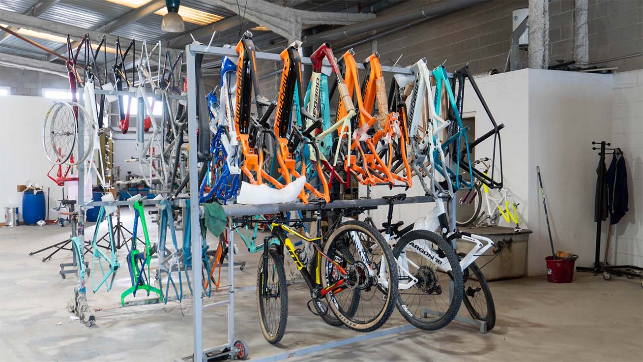 Vélos en production à l'atelier SColors.