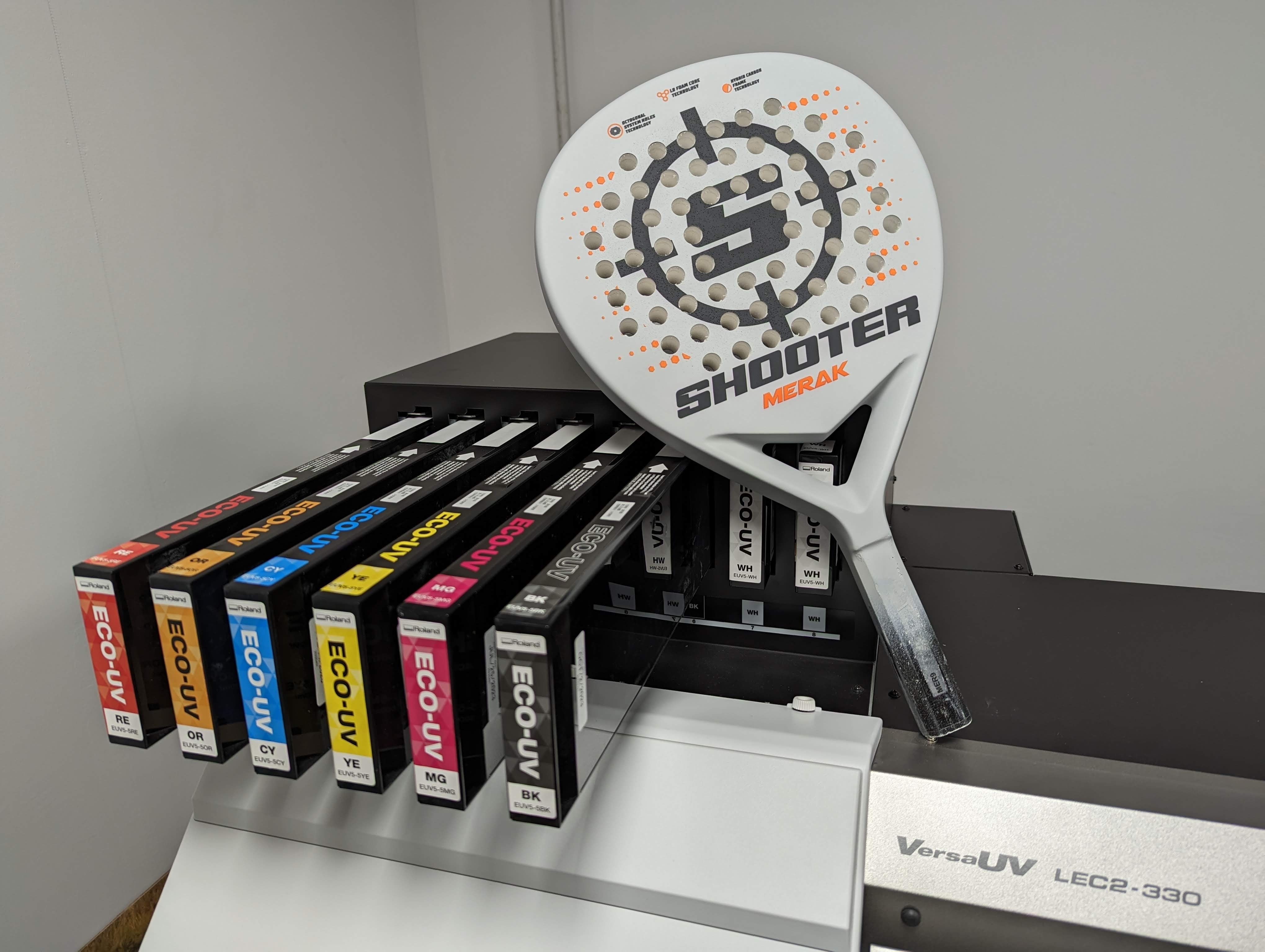 Shooter Padel - 放置在Roland DG VersaUV LEC2-330 打印机上的定制 padel 球拍